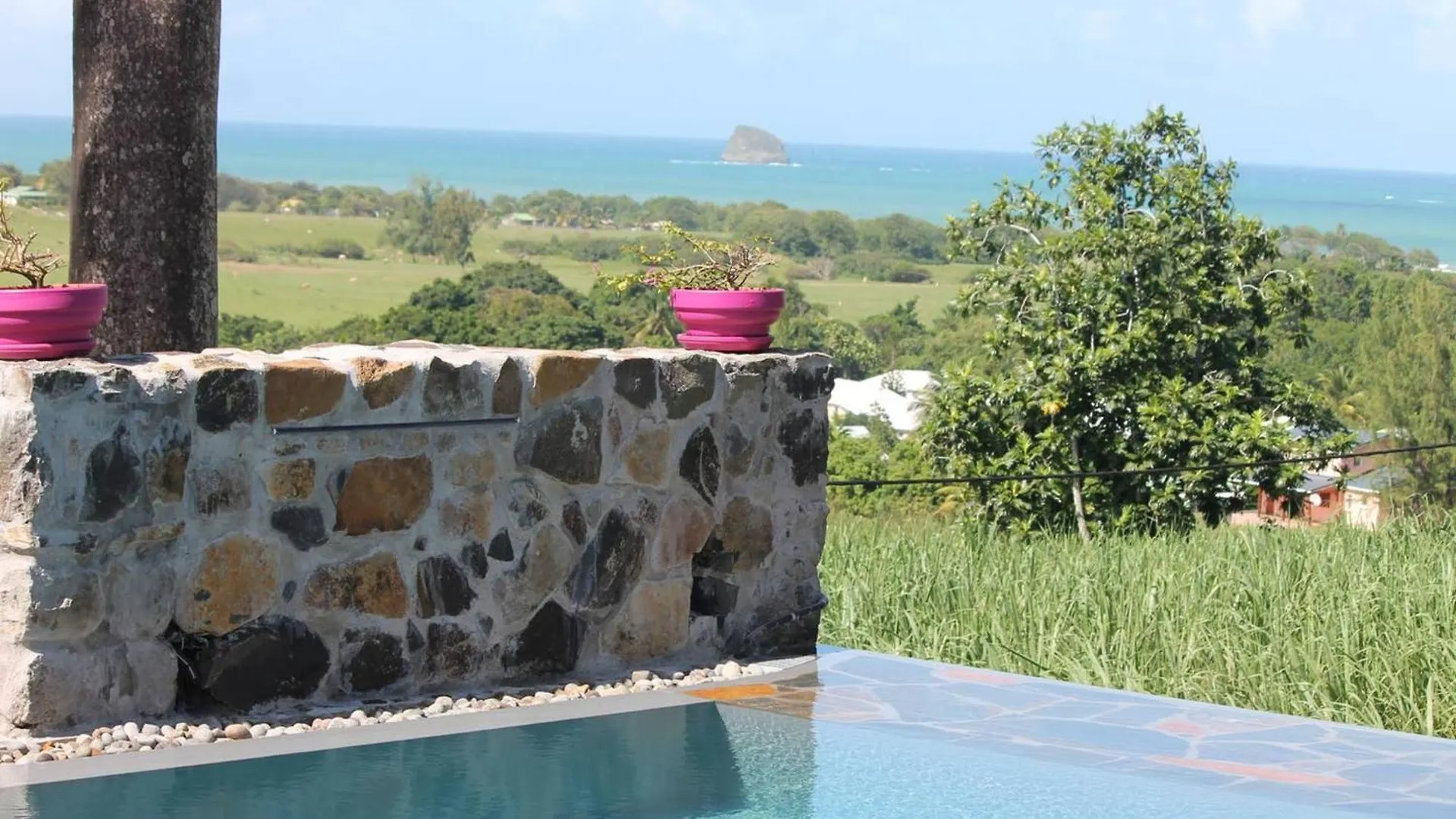 Bungalow Charmant Avec Vue Sur La Mer A Sainte Rose Holiday home